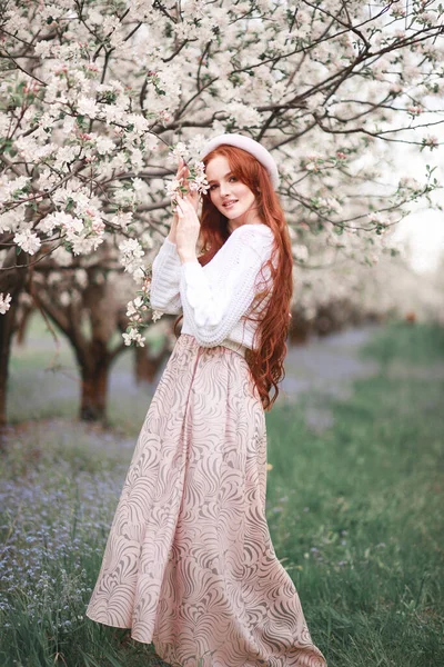 Een Brunette Met Lang Haar Een Lente Bloeiende Appel Boomgaard — Stockfoto