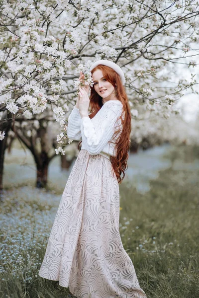 Uma Mulher Num Jardim Florido Foto Macia Com Flores Brancas — Fotografia de Stock