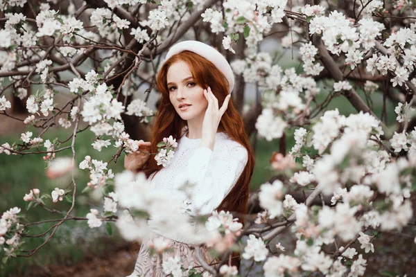Žena Květnaté Zahradě Jemná Fotografie Bílými Květy Jaře — Stock fotografie