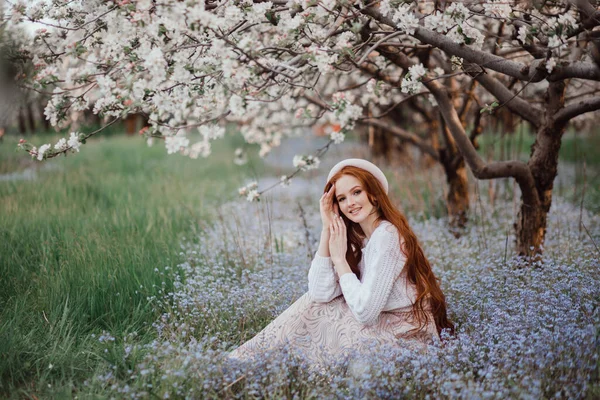 Brunett Med Långt Hår Vårblommande Äppelträdgård — Stockfoto