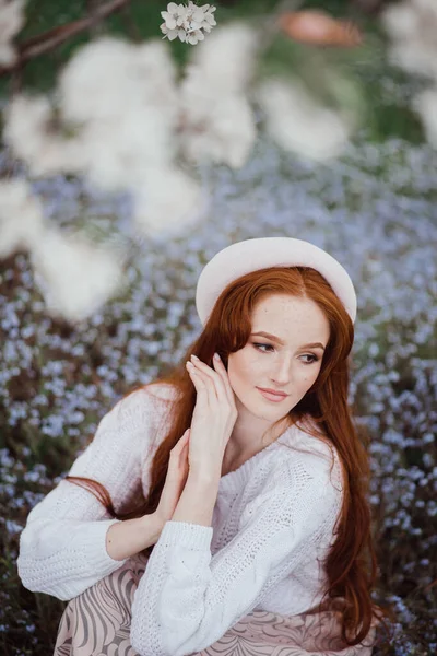 Uma Mulher Num Jardim Florido Foto Macia Com Flores Brancas — Fotografia de Stock