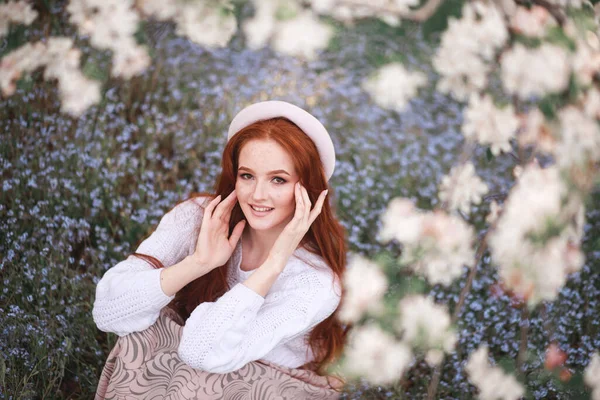 Uma Morena Com Cabelos Longos Pomar Maçã Florescente Primavera — Fotografia de Stock