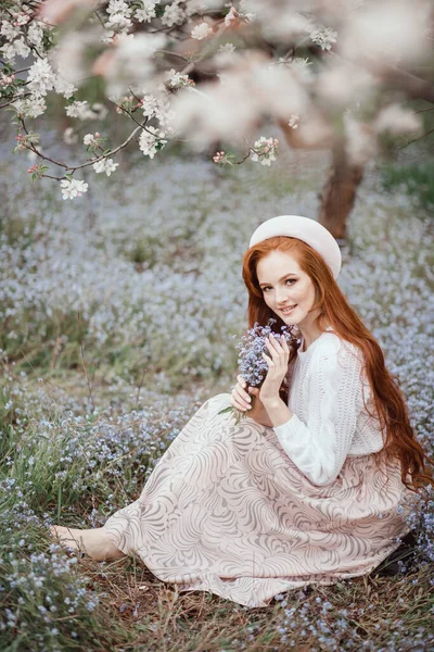 Kvinna Blommig Trädgård Anbud Foto Med Vita Blommor Våren — Stockfoto