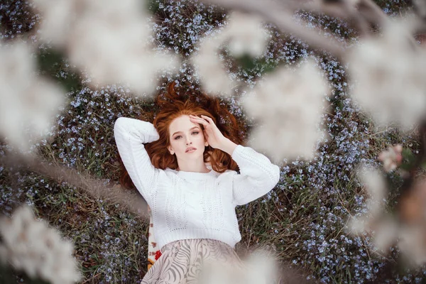 花の庭の女だ 春に白い花が咲く公開写真 — ストック写真