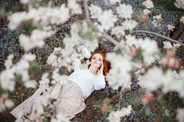 Uma Morena Com Cabelos Longos Pomar Maçã Florescente Primavera — Fotografia de Stock