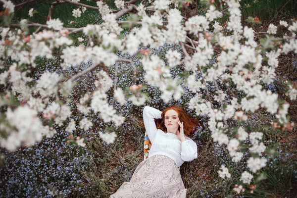春に長い髪のブルネットが咲くAppleの果樹園 — ストック写真