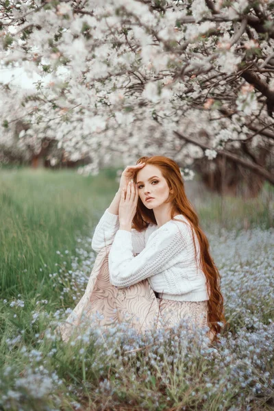 Çiçekli Bir Bahçede Bir Kadın Baharda Beyaz Çiçekli Yumuşak Bir — Stok fotoğraf