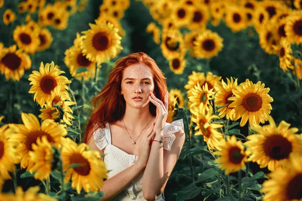 Jovem Girassóis Dia Ensolarado Verão — Fotografia de Stock