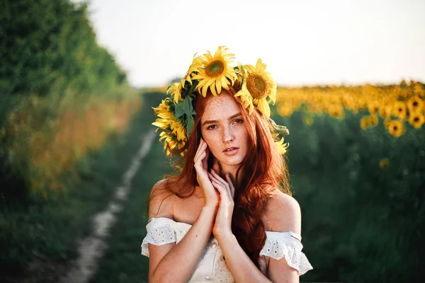 Ung Flicka Solrosor Solig Sommardag — Stockfoto