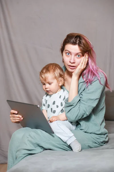 Сиди Дома Мама Работает Дистанционно Ноутбуком Заботясь Своем Ребенке Молодая — стоковое фото