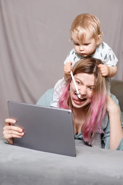 Mladá Žena Pracuje Doma Počítačem Tabletu Spolu Dítětem Syn Chce — Stock fotografie