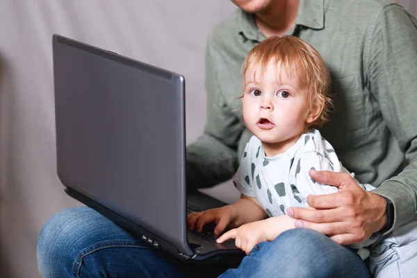 Lavora Casa Questo Uno Sviluppatore Che Lavora Portatile Con Bambini — Foto Stock