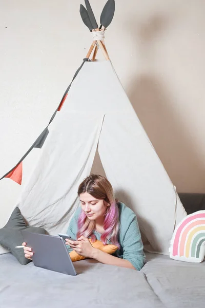 Genç Bir Anne Evde Çarşaftan Yapılmış Bir Çocuk Kulübesinde Tablet — Stok fotoğraf