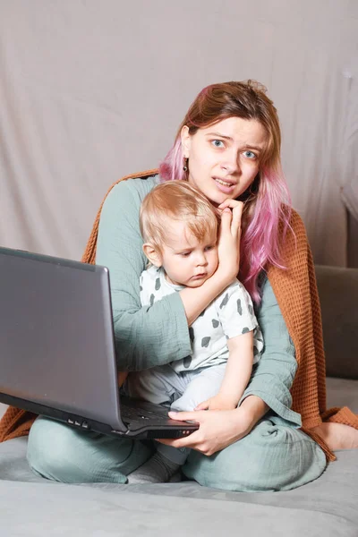 Una Mujer Joven Trabaja Casa Con Una Computadora Portátil Junto —  Fotos de Stock