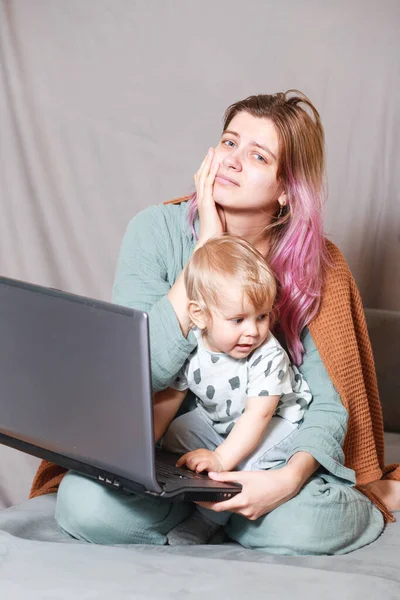 Resta Casa Mamma Lavora Distanza Portatile Prende Cura Suo Figlio — Foto Stock