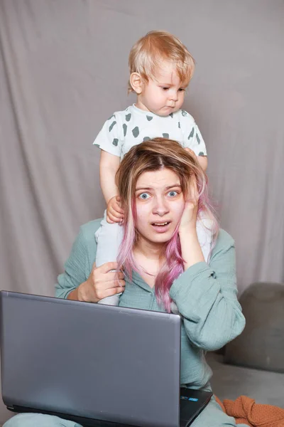 Zostań Domu Mama Pracuje Zdalnie Laptopie Opiekując Się Dzieckiem Młoda — Zdjęcie stockowe