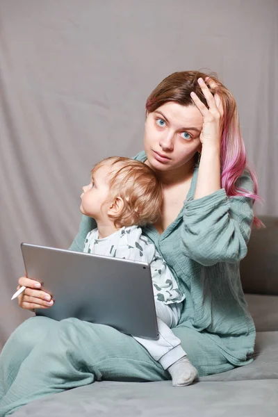 Quédate Casa Mamá Trabaja Remotamente Una Computadora Portátil Cuidando Hijo —  Fotos de Stock