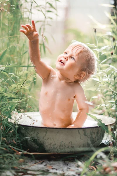 Сонячний Літній День Чарівний Маленький Хлопчик Купається Дитячій Ванні Зеленому — стокове фото