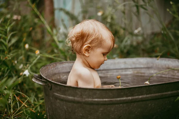 Menino Pequeno Banha Uma Bacia Verão Jardim Verde Splashes Voam — Fotografia de Stock
