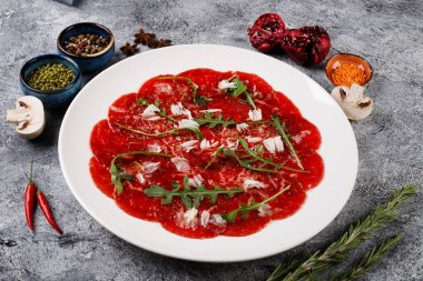 Biftek ve roka soslu beyaz tabak.