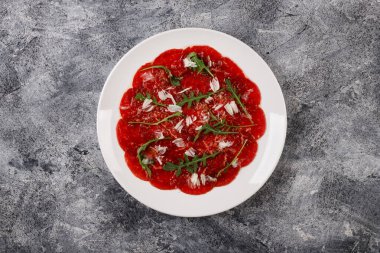 Biftek ve roka soslu beyaz tabak.