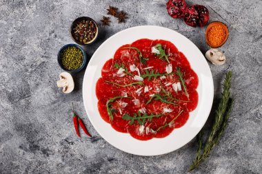 Biftek ve roka soslu beyaz tabak.