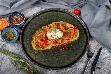 Tuzlu kırmızı balıklı sandviç, haşlanmış yumurta, balzamik sirke ve mikro-yeşillikler..