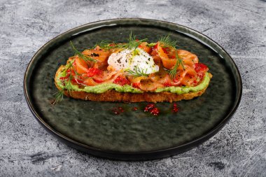 Tuzlu kırmızı balıklı sandviç, haşlanmış yumurta, balzamik sirke ve mikro-yeşillikler..