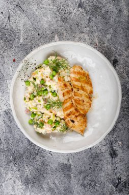 Sağlıklı öğle yemeği - kızarmış tavuk göğsü ve arka planda Olivier salatası