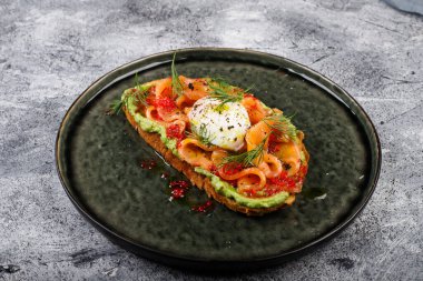 Tuzlu kırmızı balıklı sandviç, haşlanmış yumurta, balzamik sirke ve mikro-yeşillikler..