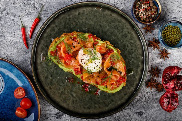 Sanduíche aberto com peixe vermelho salgado, ovo escalfado, vinagre balsâmico e micro-verduras. — Fotografia de Stock