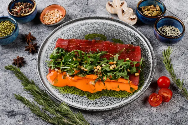 Carpaccio Ternera Con Rúcula Piñones Aperitivo Frío Una Placa Gris —  Fotos de Stock