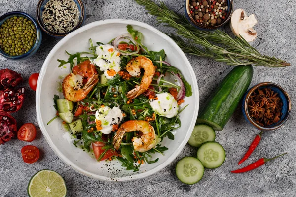 Salada Com Camarão Rúcula Pepino Cebola Uma Placa Branca Fundo — Fotografia de Stock