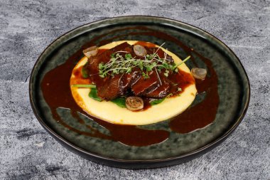 Biftek yanakları ve patates püresi.