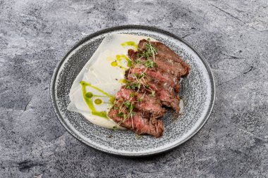 Biftek, otlar ve sosla ızgara. Fotokopi alanı ile üst manzara.