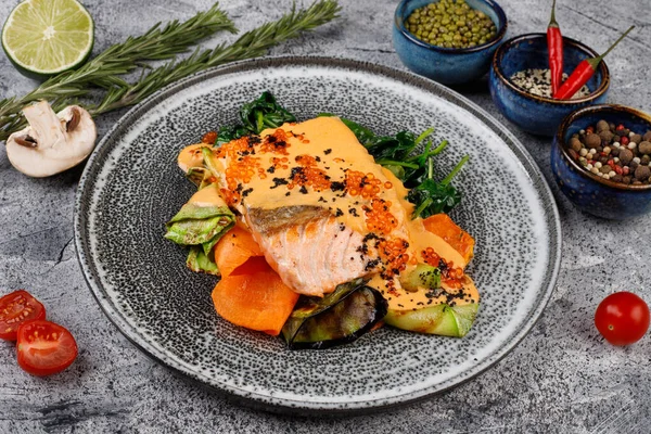 Salmón Ahumado Con Queso Cheddar Caviar Rojo Espinacas Calabacín Zanahorias —  Fotos de Stock