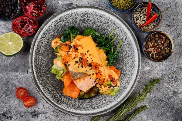 Salmão Fumado Com Queijo Cheddar Caviar Vermelho Espinafre Abobrinha Cenoura — Fotografia de Stock