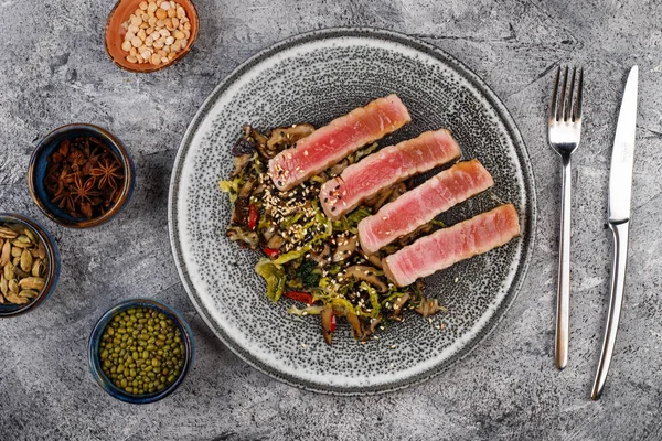 Close Bifes Atum Grelhados Prato Moderno Com Uma Salada Cogumelos — Fotografia de Stock