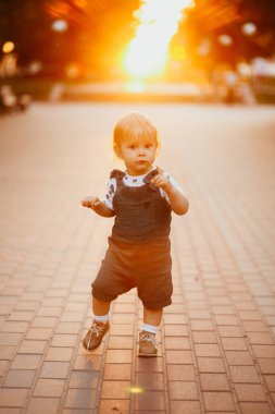 Küçük çocuk yazın dışarıda oynuyor. Büyülü bir ruh haliyle güzel bir çocuk portresi..