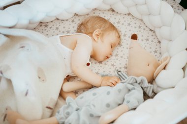 Yatakta uyuyan sevimli bir çocuğun yakın plan portresi, 1 yıllık bebek konsepti.