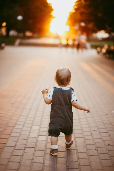 Baby Runs Silhouette Boulevard Summer Evening — Stock Photo, Image