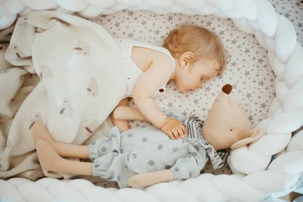 침대에서 귀여운 아이의 살짜리 — 스톡 사진
