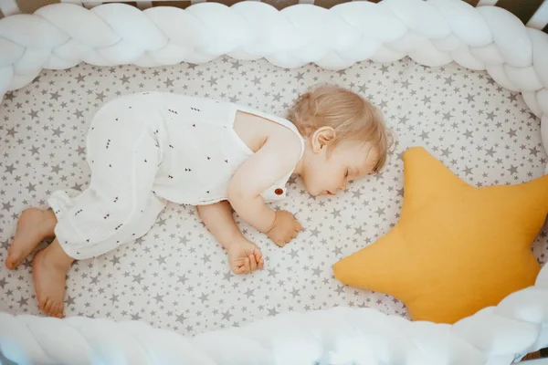 Portré Egy Bájos Fiú Alszik Ágyban Éves Gyermek Koncepció — Stock Fotó