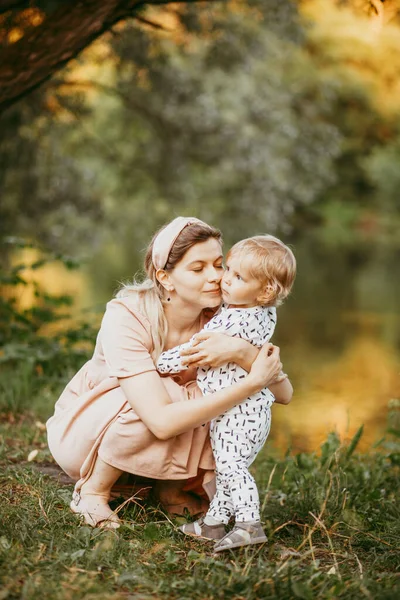 Madre Con Hijo Pequeño Parque Verano Paseo Familia —  Fotos de Stock