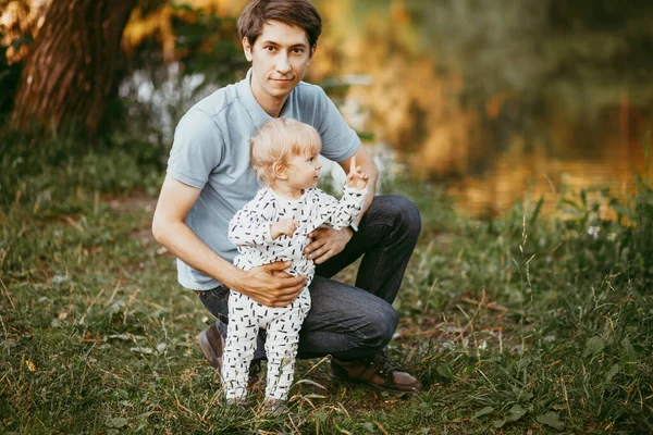 Feliz Familia Padre Hijo Caminando Naturaleza Parque — Foto de Stock