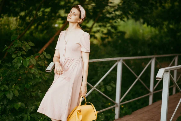 Foto Una Donna Con Capelli Scuri Abito Rosa Posa Parco — Foto Stock