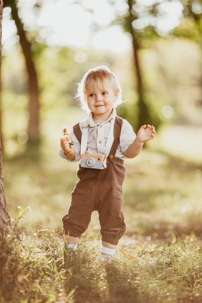 Een Kleine Blonde Jongen Gekleed Een Vintage Jumpsuit Een Veld — Stockfoto
