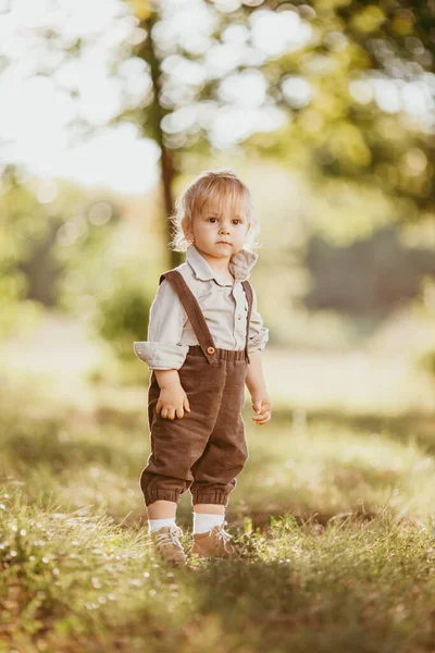 Petit Garçon Blond Vêtu Une Combinaison Vintage Dans Champ Coucher — Photo