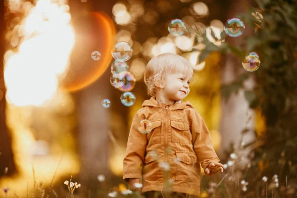 Schattige Baby Jongen Wandelen Beige Jas Bij Zonsondergang Een Herfstdag — Stockfoto