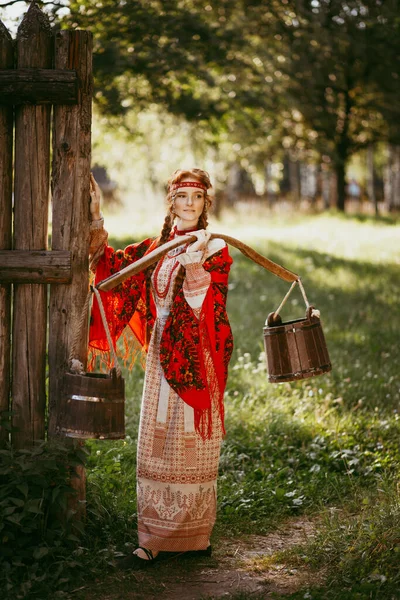 Όμορφη Σλαβική Κοπέλα Μακριά Ξανθά Μαλλιά Και Καστανά Μάτια Λευκό — Φωτογραφία Αρχείου